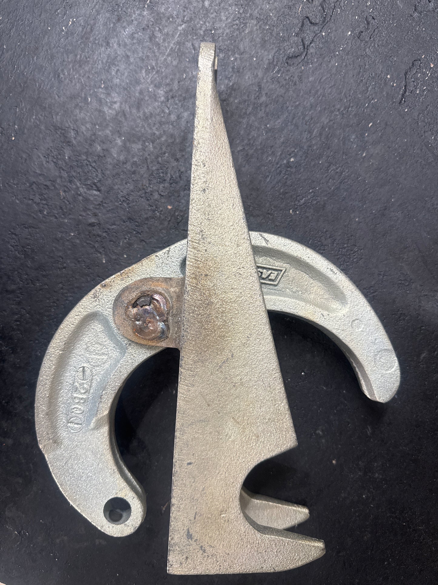East lower latch assembly