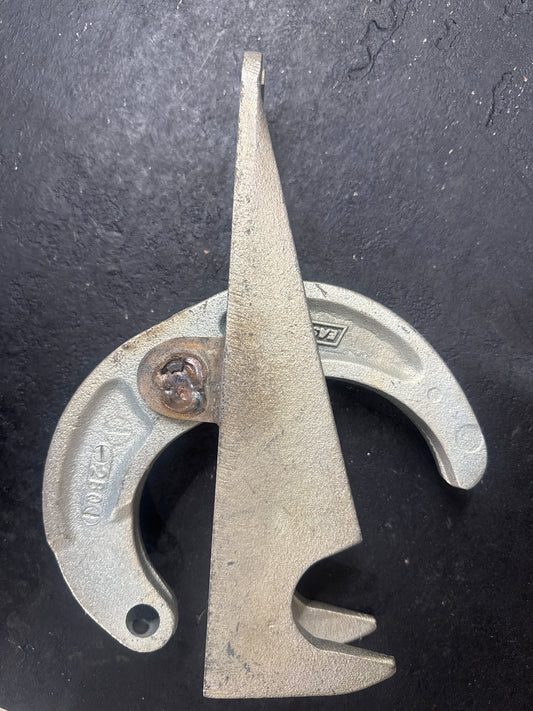 East lower latch assembly