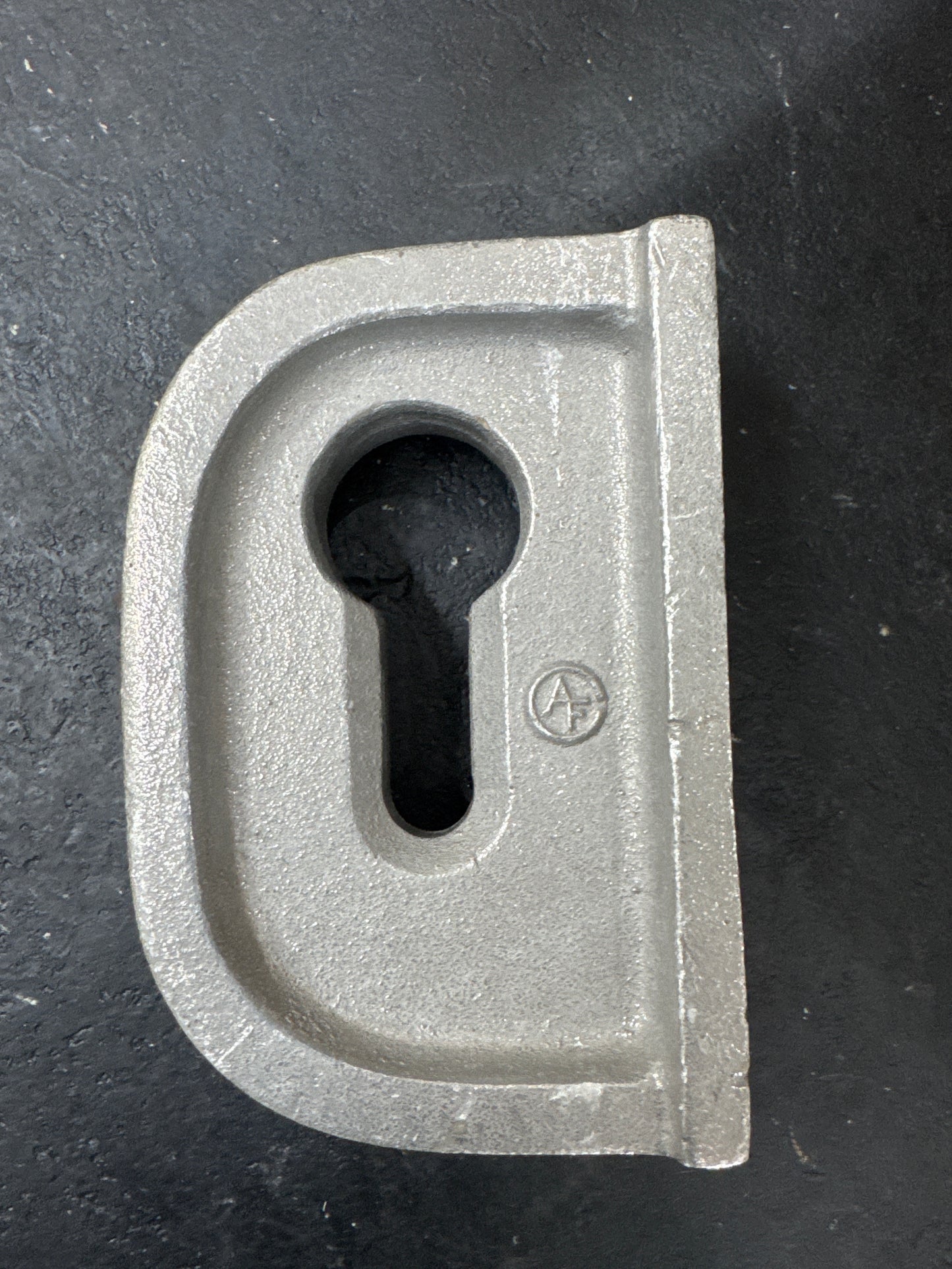 Keyhole chain catch