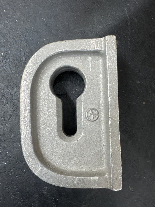Keyhole chain catch